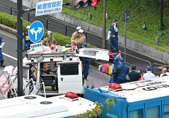 自民党本部に火炎瓶か　官邸前に車突っ込む　車にガソリン入りタンク