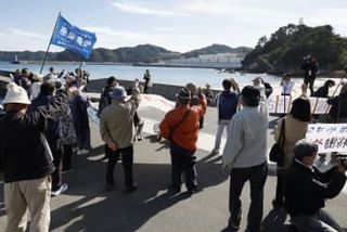 再稼働、被災地から疑問や不安　女川原発の周辺で抗議活動も