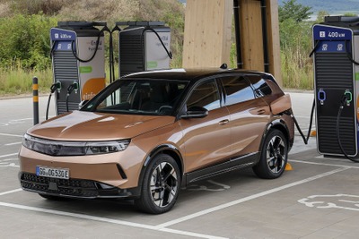 オペルの最上位SUV『グランドランド』、新型は全車電動化…EVは航続700km