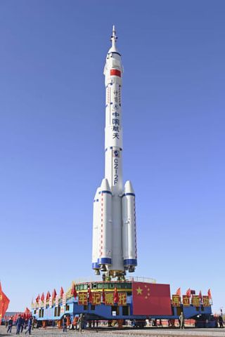 中国有人宇宙船打ち上げ　宇宙ステーション飛行士3人交代