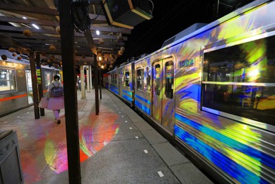 夜の市街地に浮かぶ光の世界　「デジタルアート電車」走る　大阪