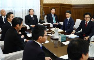 臨時国会、２８日召集を伝達＝補正予算、規正法改正が焦点―政府