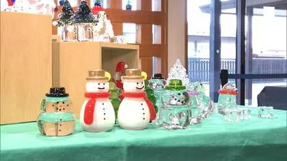 キラキラ輝く雪だるまやトナカイ　クリスマスをテーマにしたガラス作品を展示販売　秋田市