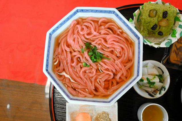 真っ赤なうどん、「落人伝説の里」の新名物に　平家の旗色練り込む