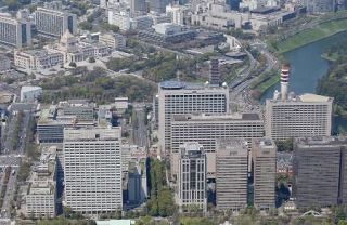 政府、子育て公務員に時短拡充　年１０日休暇新設、両立支援