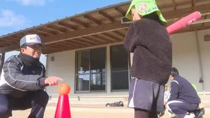 野球を好きになって…津山市の高校野球部員が子供たちに「ティーボール教室」で野球の楽しさ伝える【岡山】